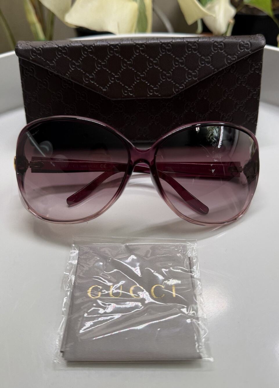 GUCCI Ladies Sunglasses Heart Interlocking G Pattern Case Glasses Accessory